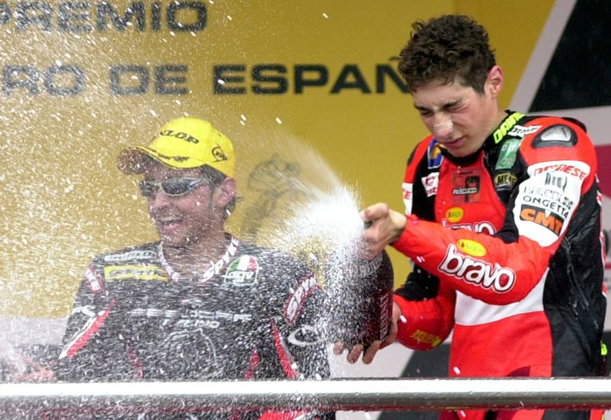 2 maggio 2004. Marco Simoncelli festeggia la vittoria del Gran Premio di Spagna classe 125cc a Jerez de la Frontera (Epa)